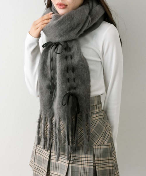OLIVE des OLIVE（オリーブデオリーブ）の「ドロストリボンブークレマフラー（ストール/ショール・レディース・チャコールグレー/サックスブルー/アイボリー・FREE）」の11枚目の写真