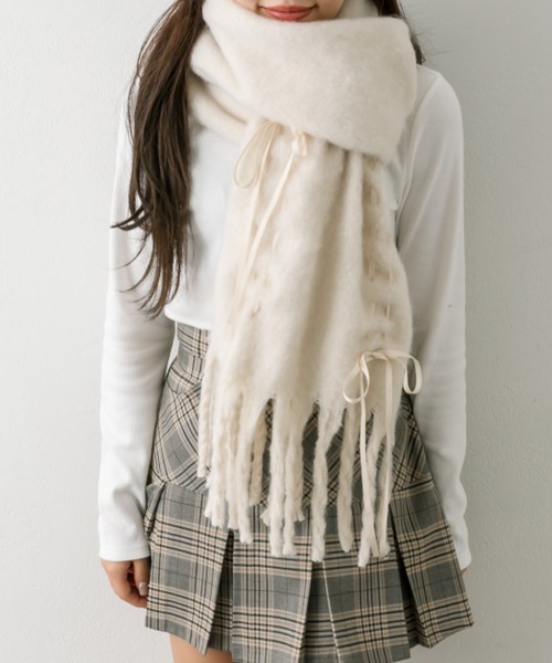 OLIVE des OLIVE（オリーブデオリーブ）の「ドロストリボンブークレマフラー（ストール/ショール・レディース・チャコールグレー/サックスブルー/アイボリー・FREE）」の6枚目の写真