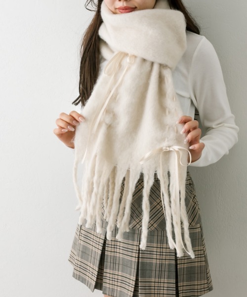 OLIVE des OLIVE（オリーブデオリーブ）の「ドロストリボンブークレマフラー（ストール/ショール・レディース・チャコールグレー/サックスブルー/アイボリー・FREE）」の8枚目の写真