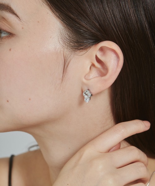 ciite' surgical stainless(シーテサージカルステンレス)の「【 金属アレルギー対応 】 モチーフビジューピアス サージカルステンレス (両耳用)(ピアス(両耳用)・レディース・ゴールド/シルバー・FREE)」の2枚目の写真