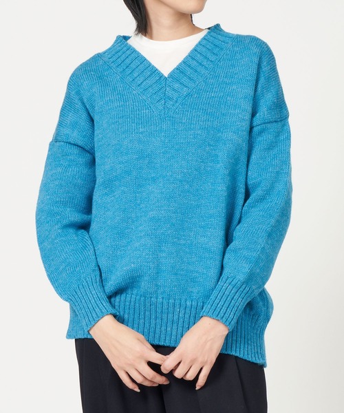 Kerrywoollenmills(ケリーウーレンミルズ)の「Plain-Stitch V Neck Sweater(ニット/セーター・レディース・ネイビー/ターコイズブルー系・34)」の2枚目の写真