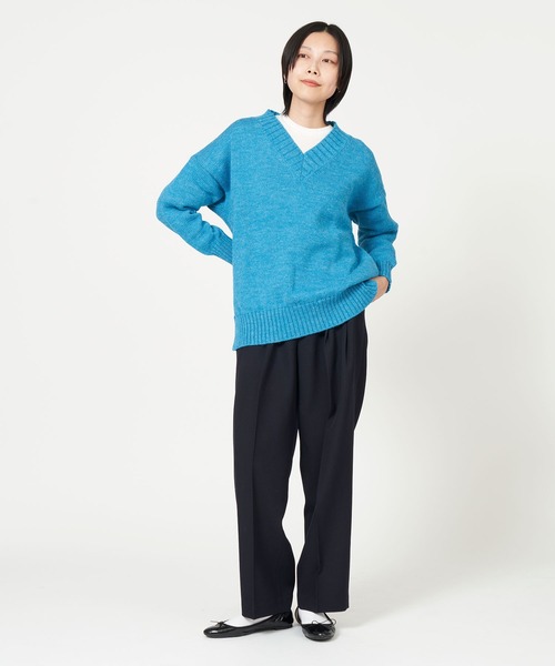 Kerrywoollenmills(ケリーウーレンミルズ)の「Plain-Stitch V Neck Sweater(ニット/セーター・レディース・ネイビー/ターコイズブルー系・34)」の4枚目の写真
