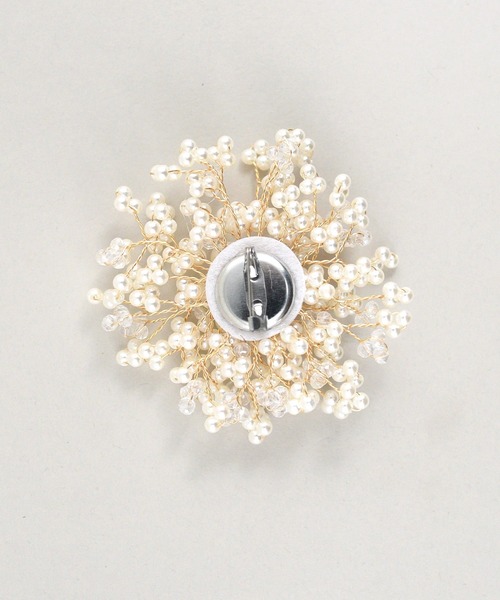 styiro（スタイロ）の「パールボリュームフラワーブローチ（ブローチ/コサージュ・レディース・ホワイト系その他2/ホワイト系その他・FREE）」の4枚目の写真