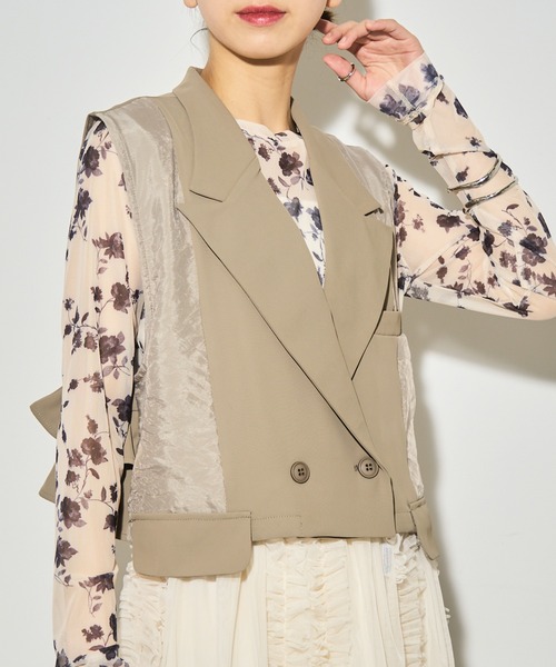 MAISON BREEZE reveur(メゾンブリーズレヴール)の「【MAISON BREEZE reveur】バックフリルヘムショートテーラードベスト trc(ベスト・レディース・グレイッシュベージュ/ブラック/チャコールグレー・FREE)」の14枚目の写真