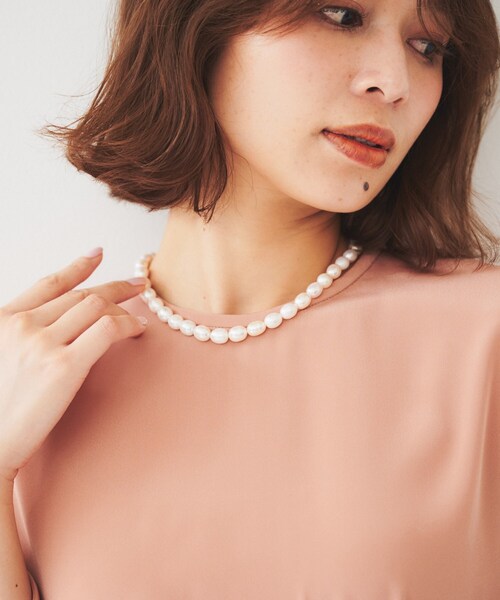 UNTITLED(アンタイトル)の「【セレモニー】淡水パールショートネック(ネックレス・レディース・ゴールド・99)」の2枚目の写真