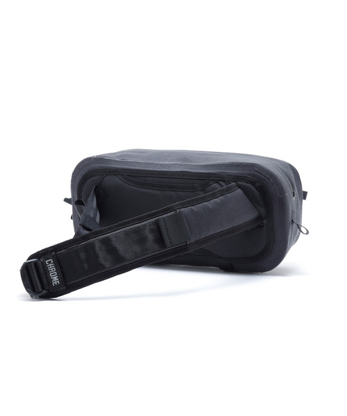 CHROME（クローム）の「［ CHROME / クローム ］MINI KADET WP BK_BLACK / ミニ カデット ウォータープルーフ ブラック 完全防水 5L スリング バッグ ボディバッグ（ボディバッグ/ウエストポーチ・メンズ・ブラック・FREE）」の6枚目の写真