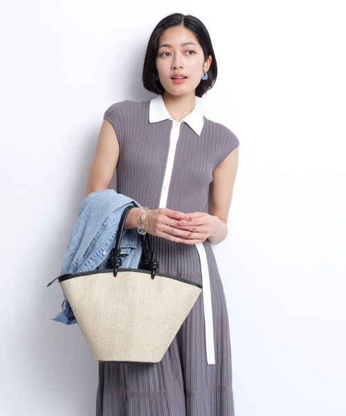 JUSGLITTY（ジャスグリッティー）の「衿付プリーツニットワンピース（ワンピース・レディース・グレイッシュベージュ/チャコールグレー/ネイビー・1/2）」の12枚目の写真