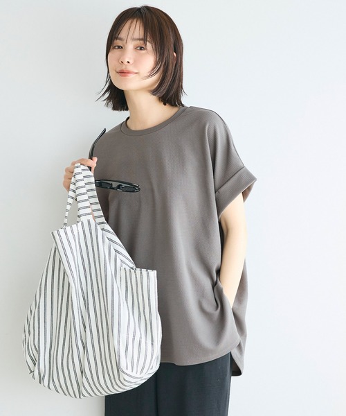 coca(coca)(コカ)の「\SNSで話題!!/ライトエンボスロールアップスリーブトップス 速乾/イージーケア/乾燥機OK/通気性/ストレッチ(Tシャツ/カットソー・レディース・ライトベージュ/ブラック/ダークベージュ・L/M)」の5枚目の写真