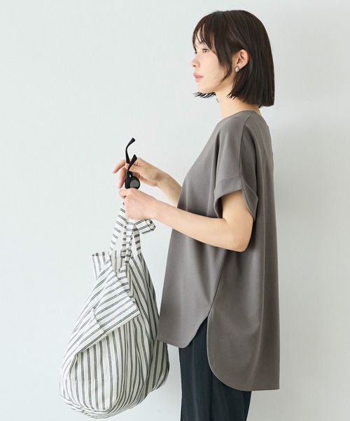coca(coca)(コカ)の「\SNSで話題!!/ライトエンボスロールアップスリーブトップス 速乾/イージーケア/乾燥機OK/通気性/ストレッチ(Tシャツ/カットソー・レディース・ライトベージュ/ブラック/ダークベージュ・L/M)」の6枚目の写真