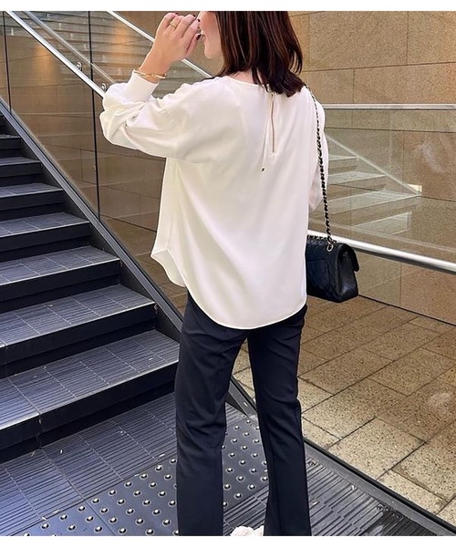 STYLEDOOR（スタイルドア）の「【サイズ展開あり】バックジップロングスリーブTブラウス（シャツ/ブラウス・レディース・ブラック/チャコールグレー/ホワイト・L/M/LL）」の9枚目の写真