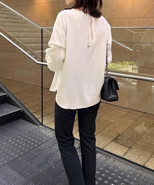 STYLEDOOR（スタイルドア）の「【サイズ展開あり】バックジップロングスリーブTブラウス（シャツ/ブラウス・レディース・ブラック/チャコールグレー/ホワイト・L/M/LL）」の12枚目の写真
