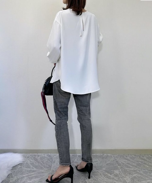 STYLEDOOR（スタイルドア）の「【サイズ展開あり】バックジップロングスリーブTブラウス（シャツ/ブラウス・レディース・ブラック/チャコールグレー/ホワイト・L/M/LL）」の22枚目の写真