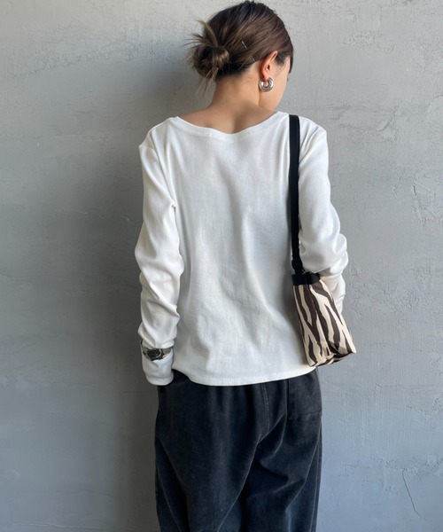 nenom（ネノム）の「[nenom/ネノム] 前後2WAY カットホール リブカットソー（Tシャツ/カットソー・レディース・ブラック/オフホワイト/グレー/イエロー・F）」の7枚目の写真