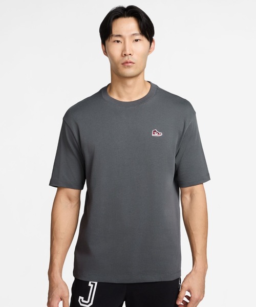 JORDAN BRAND(ジョーダンブランド)の「JORDAN BRAND M J BRND BR SNKR PCH SS CRW / ジョーダン ブランド メンズ スニーカー パッチ Tシャツ / NIKE【SP】(Tシャツ/カットソー・メンズ・カーキ/チャコールグレー・S/M/L/XL/XXL)」の2枚目の写真