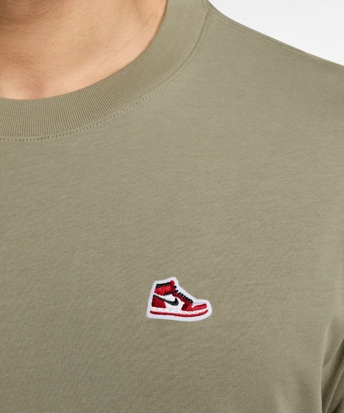 JORDAN BRAND(ジョーダンブランド)の「JORDAN BRAND M J BRND BR SNKR PCH SS CRW / ジョーダン ブランド メンズ スニーカー パッチ Tシャツ / NIKE【SP】(Tシャツ/カットソー・メンズ・カーキ/チャコールグレー・S/M/L/XL/XXL)」の9枚目の写真