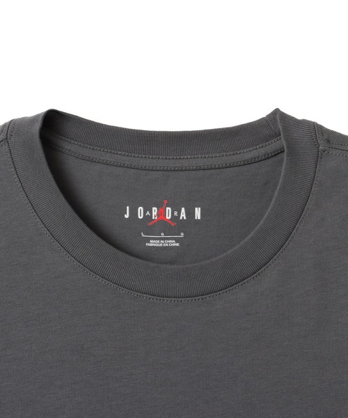 JORDAN BRAND(ジョーダンブランド)の「JORDAN BRAND M J BRND BR SNKR PCH SS CRW / ジョーダン ブランド メンズ スニーカー パッチ Tシャツ / NIKE【SP】(Tシャツ/カットソー・メンズ・カーキ/チャコールグレー・S/M/L/XL/XXL)」の4枚目の写真