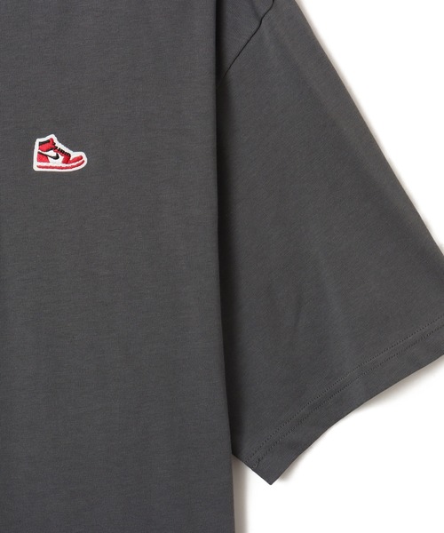 JORDAN BRAND(ジョーダンブランド)の「JORDAN BRAND M J BRND BR SNKR PCH SS CRW / ジョーダン ブランド メンズ スニーカー パッチ Tシャツ / NIKE【SP】(Tシャツ/カットソー・メンズ・カーキ/チャコールグレー・S/M/L/XL/XXL)」の6枚目の写真