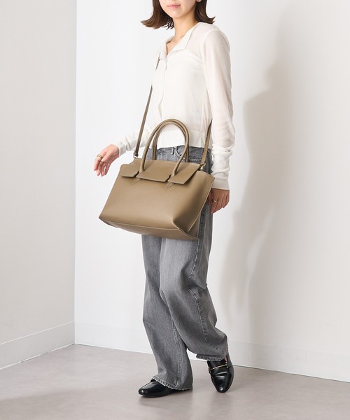 MARLON FIRENZE（マーロンフィレンツェ）の「【MARLON FIRENZE】イタリアンレザー フラップトートバッグ A4サイズ収納可能 PC ビジネスバッグ 通勤 通学（トートバッグ・レディース・グレイッシュベージュ/ブラック・FREE）」の4枚目の写真