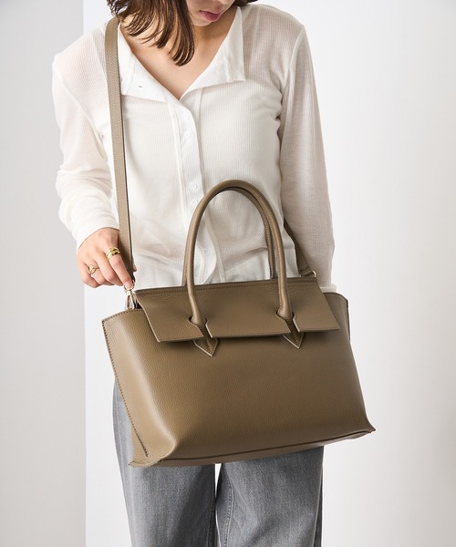 MARLON FIRENZE（マーロンフィレンツェ）の「【MARLON FIRENZE】イタリアンレザー フラップトートバッグ A4サイズ収納可能 PC ビジネスバッグ 通勤 通学（トートバッグ・レディース・グレイッシュベージュ/ブラック・FREE）」の21枚目の写真