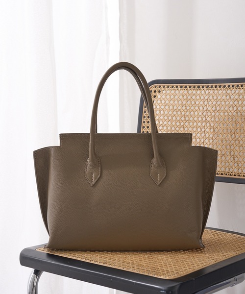 MARLON FIRENZE（マーロンフィレンツェ）の「【MARLON FIRENZE】イタリアンレザー フラップトートバッグ A4サイズ収納可能 PC ビジネスバッグ 通勤 通学（トートバッグ・レディース・グレイッシュベージュ/ブラック・FREE）」の15枚目の写真