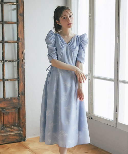 サイドリボン付きパワーショルダーフラワープリントワンピース　ライトグレー tocco closet ワンピース サイドリボン付きパワーショルダー