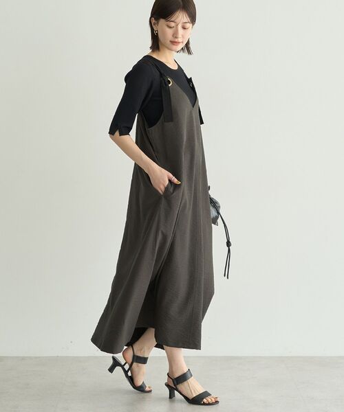 YECCA VECCA（イェッカヴェッカ）の「ベルトストラップサロペット（サロペット/オーバーオール・レディース・ブラック/チャコールグレー/ベージュ・FREE）」の3枚目の写真