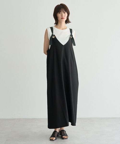 YECCA VECCA（イェッカヴェッカ）の「ベルトストラップサロペット（サロペット/オーバーオール・レディース・ブラック/チャコールグレー/ベージュ・FREE）」の2枚目の写真