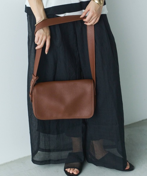 Libra Cue（リブラ キュー）の「フラップショルダーレクタングルバッグ（ショルダーバッグ・レディース・ブラウン/ブラック・FREE）」の4枚目の写真