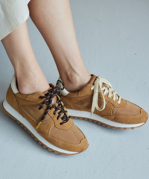 Mazell(マゼル)の「Mazell / ダブルレースライトスニーカー【一部店舗限定サイズ】(スニーカー・レディース・キャメル/ブラック・S/M/L/LL)」の2枚目の写真