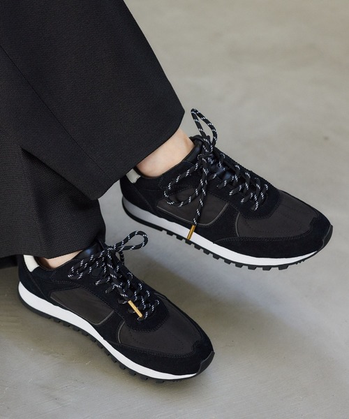 Mazell(マゼル)の「Mazell / ダブルレースライトスニーカー【一部店舗限定サイズ】(スニーカー・レディース・キャメル/ブラック・S/M/L/LL)」の1枚目の写真