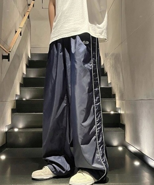 SHEPP(シープ)の「サイドラインイージーワイドナイロントラックパンツ(その他パンツ・メンズ・ネイビー/ブラック/ライトグレー・M)」の1枚目の写真