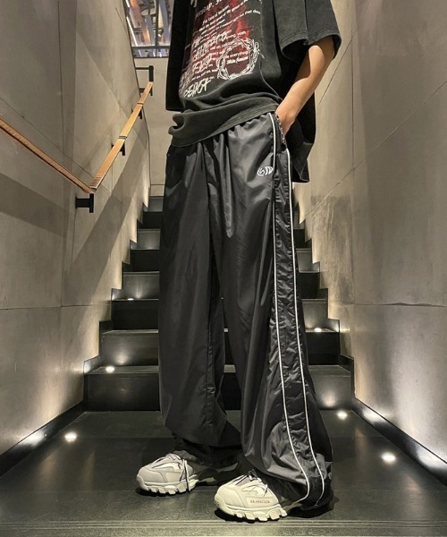 SHEPP(シープ)の「サイドラインイージーワイドナイロントラックパンツ(その他パンツ・メンズ・ネイビー/ブラック/ライトグレー・M)」の2枚目の写真