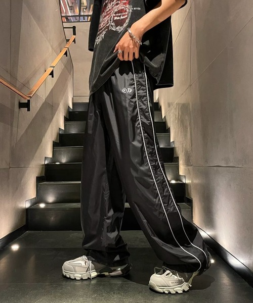 SHEPP(シープ)の「サイドラインイージーワイドナイロントラックパンツ(その他パンツ・メンズ・ネイビー/ブラック/ライトグレー・M)」の8枚目の写真