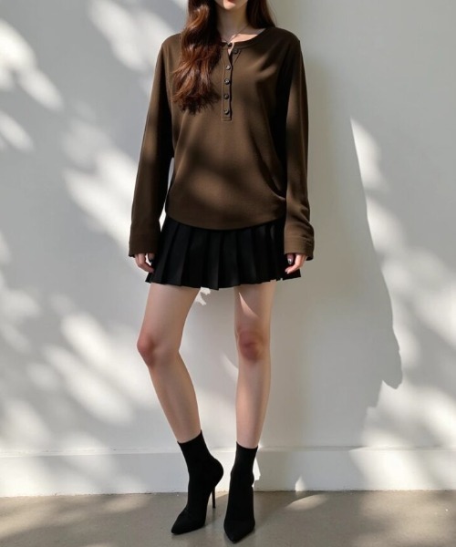 cammie（キャミー）の「ヘンリーネック長袖プルオーバートップス（Tシャツ/カットソー・レディース・アイボリー/ブラック/ブラウン・MEDIUM/LARGE）」の17枚目の写真