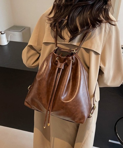 Mejoul（メジュール）の「【3WAY】フェイクレザー巾着 ショルダー リュック トート【A4サイズ対応】（ショルダーバッグ・レディース・ブラック/ダークブラウン/ブラウン/アイボリー・F）」の4枚目の写真