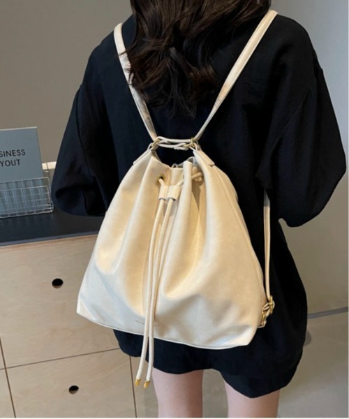 Mejoul（メジュール）の「【3WAY】フェイクレザー巾着 ショルダー リュック トート【A4サイズ対応】（ショルダーバッグ・レディース・ブラック/ダークブラウン/ブラウン/アイボリー・F）」の2枚目の写真