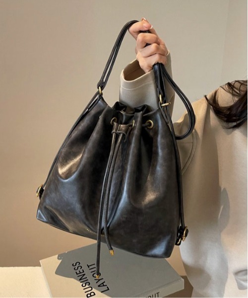 Mejoul（メジュール）の「【3WAY】フェイクレザー巾着 ショルダー リュック トート【A4サイズ対応】（ショルダーバッグ・レディース・ブラック/ダークブラウン/ブラウン/アイボリー・F）」の12枚目の写真