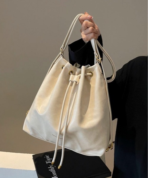 Mejoul（メジュール）の「【3WAY】フェイクレザー巾着 ショルダー リュック トート【A4サイズ対応】（ショルダーバッグ・レディース・ブラック/ダークブラウン/ブラウン/アイボリー・F）」の10枚目の写真