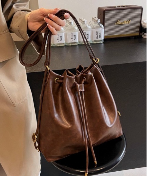 Mejoul（メジュール）の「【3WAY】フェイクレザー巾着 ショルダー リュック トート【A4サイズ対応】（ショルダーバッグ・レディース・ブラック/ダークブラウン/ブラウン/アイボリー・F）」の16枚目の写真