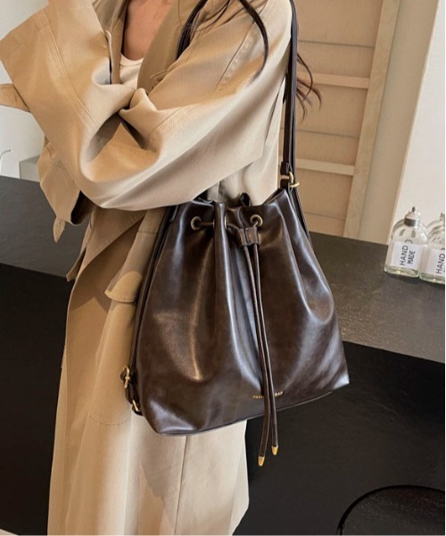 Mejoul（メジュール）の「【3WAY】フェイクレザー巾着 ショルダー リュック トート【A4サイズ対応】（ショルダーバッグ・レディース・ブラック/ダークブラウン/ブラウン/アイボリー・F）」の14枚目の写真