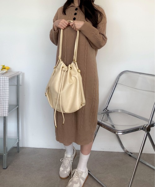 Mejoul（メジュール）の「【3WAY】フェイクレザー巾着 ショルダー リュック トート【A4サイズ対応】（ショルダーバッグ・レディース・ブラック/ダークブラウン/ブラウン/アイボリー・F）」の6枚目の写真