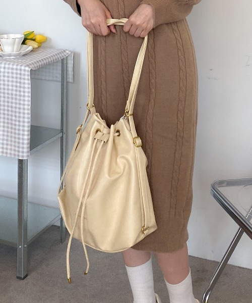 Mejoul（メジュール）の「【3WAY】フェイクレザー巾着 ショルダー リュック トート【A4サイズ対応】（ショルダーバッグ・レディース・ブラック/ダークブラウン/ブラウン/アイボリー・F）」の5枚目の写真