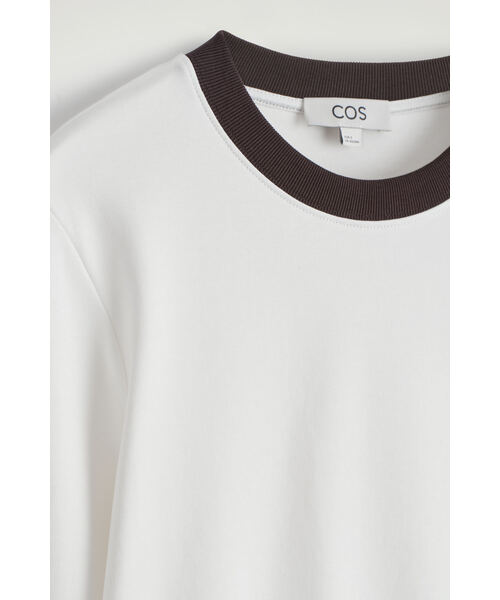 COS(コス)の「レギュラーフィットヘビーウェイト長袖Tシャツ(Tシャツ/カットソー・レディース・ベージュ系その他/ブラック/ホワイト×カーキブラウン/ブラウン系その他/ライトブルー/グリーン系その他・XS/S/M/L)」の11枚目の写真
