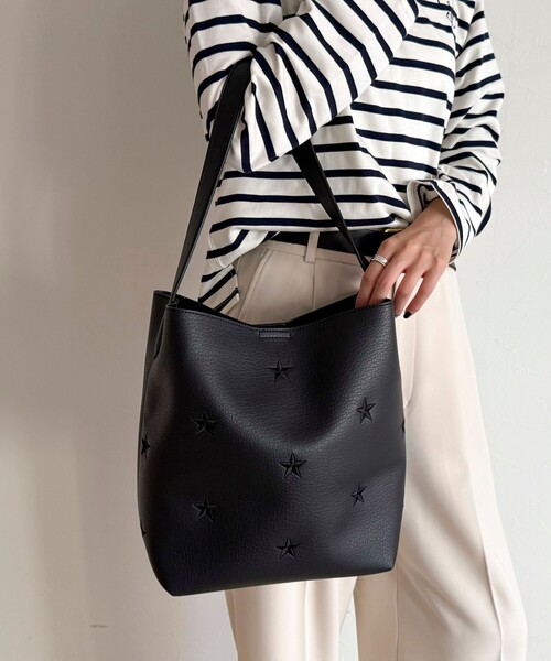 fredy emue（フレディエミュ）の「星刺しゅうフェイクレザーワンハンドルバッグ（トートバッグ・レディース・アイボリー/ブラック・FREE）」の2枚目の写真