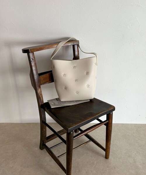 fredy emue（フレディエミュ）の「星刺しゅうフェイクレザーワンハンドルバッグ（トートバッグ・レディース・アイボリー/ブラック・FREE）」の3枚目の写真