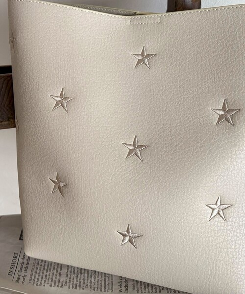 fredy emue（フレディエミュ）の「星刺しゅうフェイクレザーワンハンドルバッグ（トートバッグ・レディース・アイボリー/ブラック・FREE）」の4枚目の写真