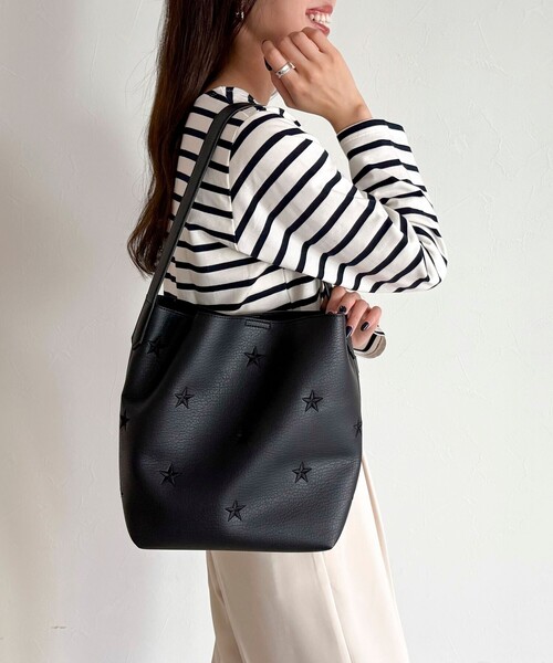 fredy emue（フレディエミュ）の「星刺しゅうフェイクレザーワンハンドルバッグ（トートバッグ・レディース・アイボリー/ブラック・FREE）」の6枚目の写真