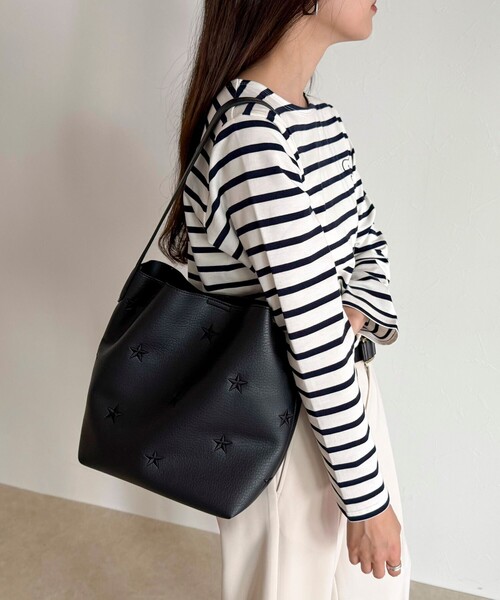 fredy emue（フレディエミュ）の「星刺しゅうフェイクレザーワンハンドルバッグ（トートバッグ・レディース・アイボリー/ブラック・FREE）」の7枚目の写真