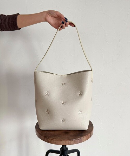 fredy emue（フレディエミュ）の「星刺しゅうフェイクレザーワンハンドルバッグ（トートバッグ・レディース・アイボリー/ブラック・FREE）」の8枚目の写真