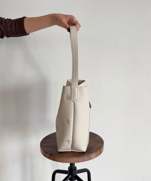 fredy emue（フレディエミュ）の「星刺しゅうフェイクレザーワンハンドルバッグ（トートバッグ・レディース・アイボリー/ブラック・FREE）」の9枚目の写真